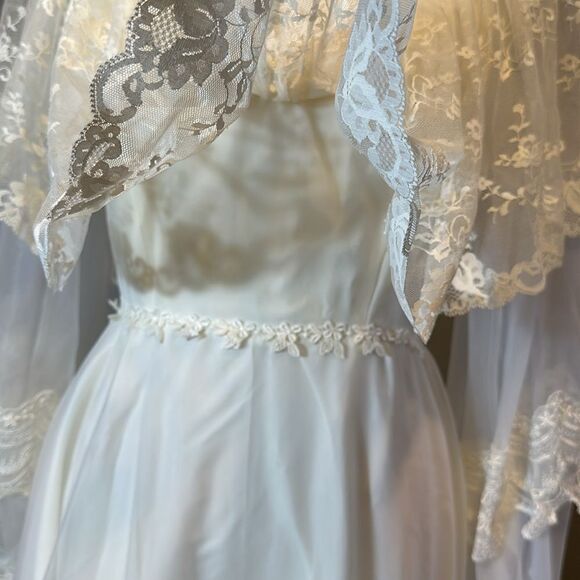 Vintage Alfred Angelo ivory lace wedding dress with veil. No size tags. - Picture 4 of 17